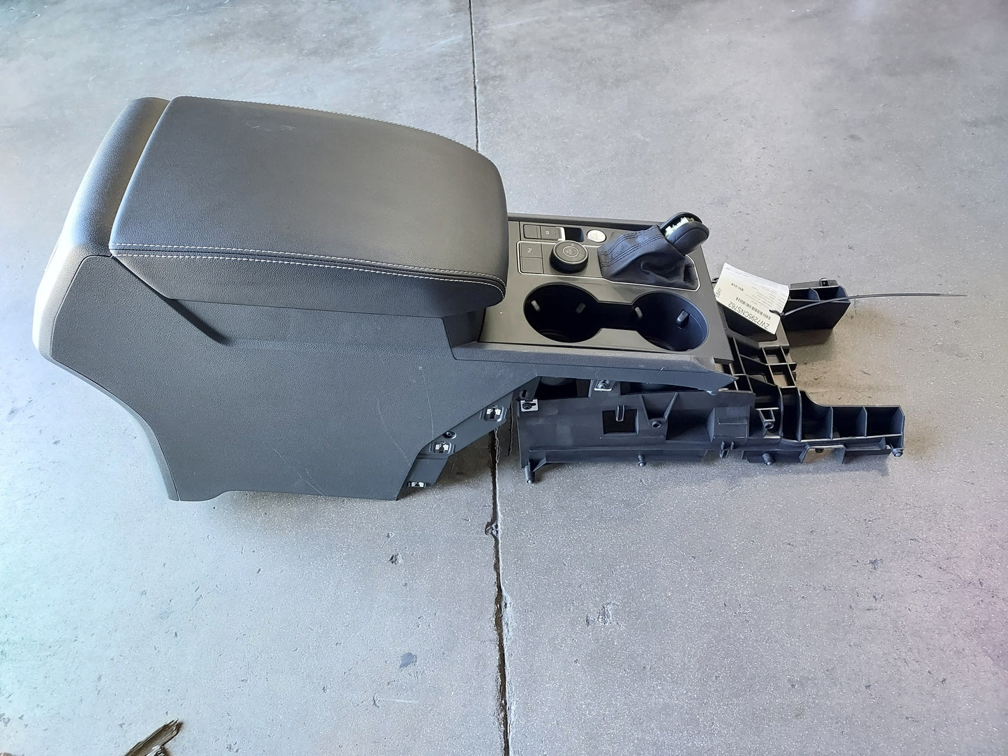 Sport (Good) Center Console LKQ Cross Volkswagen OEM Pre-Owned Floor 2020-2022 Atlas