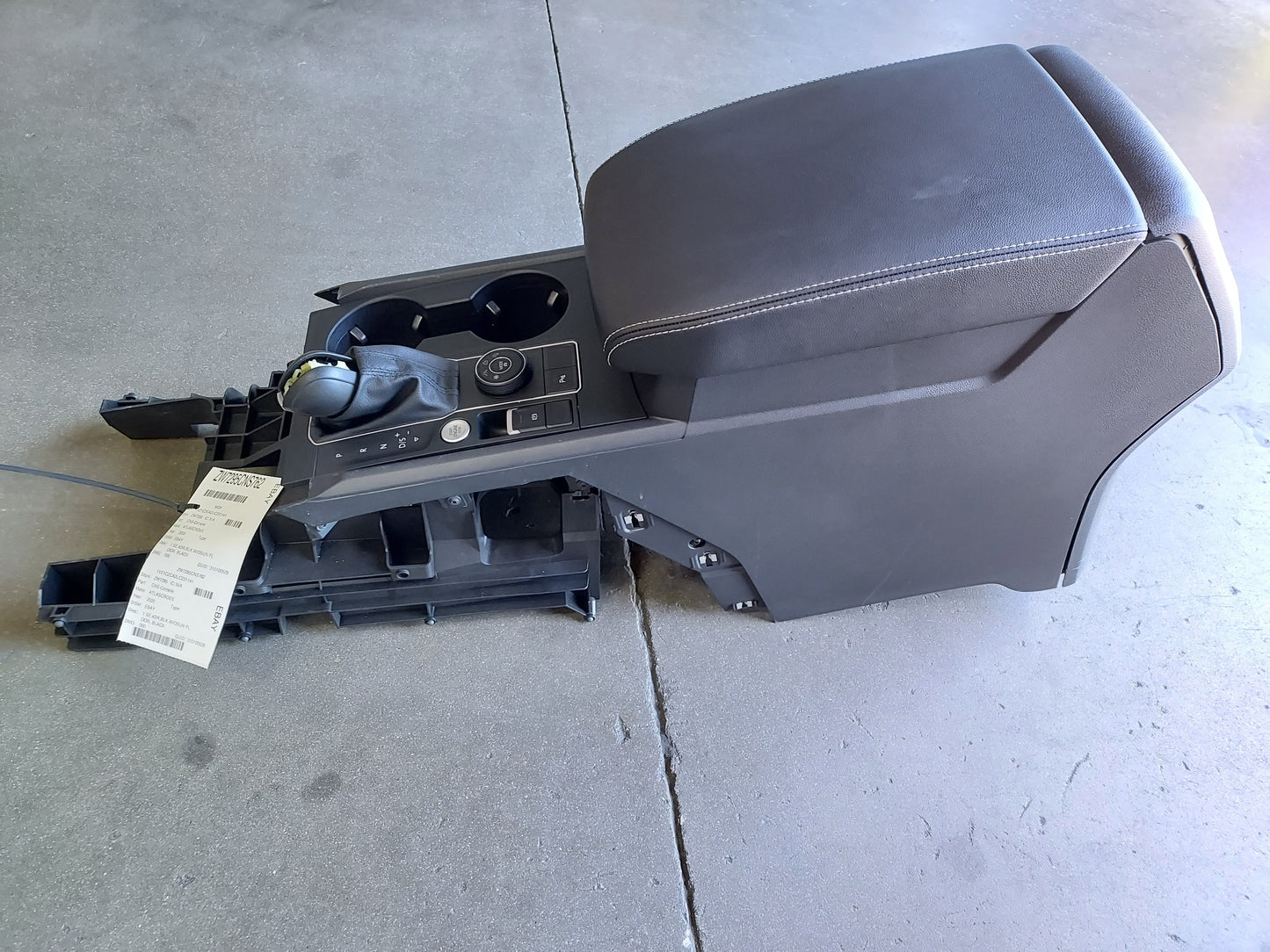 Sport (Good) Center Console LKQ Cross Volkswagen OEM Pre-Owned Floor 2020-2022 Atlas